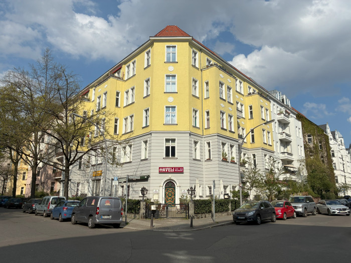 Das iPhone 16e macht Bilder mit einem leichten Grünstich. (Bild: Tobias Költzsch/Golem.de)